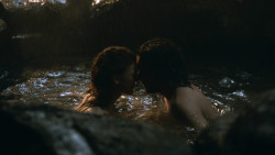 extant_GameOfThrones_3x04-KissedByFire_1027