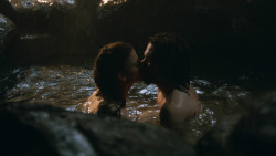 extant_GameOfThrones_3x04-KissedByFire_1031
