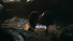 extant_GameOfThrones_3x04-KissedByFire_1034
