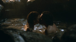 extant_GameOfThrones_3x04-KissedByFire_1035