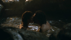 extant_GameOfThrones_3x04-KissedByFire_1036