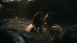 extant_GameOfThrones_3x04-KissedByFire_1048