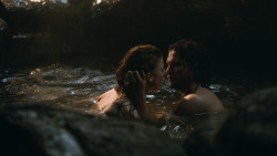 extant_GameOfThrones_3x04-KissedByFire_1050