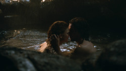 extant_GameOfThrones_3x04-KissedByFire_1052