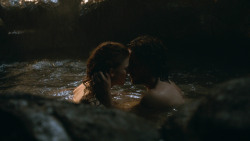 extant_GameOfThrones_3x04-KissedByFire_1053