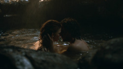 extant_GameOfThrones_3x04-KissedByFire_1054