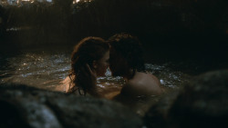 extant_GameOfThrones_3x04-KissedByFire_1055