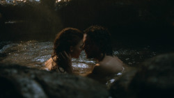 extant_GameOfThrones_3x04-KissedByFire_1057
