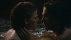 extant_GameOfThrones_3x04-KissedByFire_1063