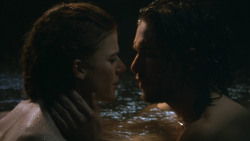 extant_GameOfThrones_3x04-KissedByFire_1065