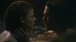 extant_GameOfThrones_3x04-KissedByFire_1074