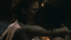 extant_GameOfThrones_3x04-KissedByFire_1086