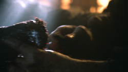 extant_GameOfThrones_3x04-KissedByFire_1517