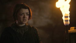 extant_GameOfThrones_3x04-KissedByFire_1930