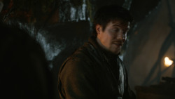 extant_GameOfThrones_3x04-KissedByFire_2002