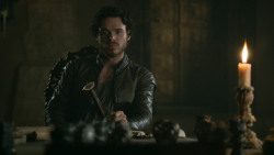 extant_GameOfThrones_3x04-KissedByFire_2353