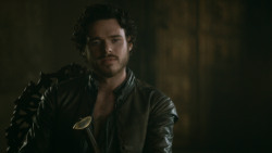 extant_GameOfThrones_3x04-KissedByFire_2366