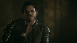 extant_GameOfThrones_3x04-KissedByFire_2369