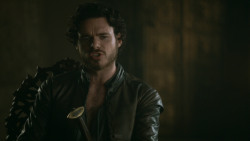 extant_GameOfThrones_3x04-KissedByFire_2371