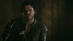 extant_GameOfThrones_3x04-KissedByFire_2374