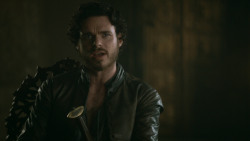 extant_GameOfThrones_3x04-KissedByFire_2375