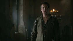extant_GameOfThrones_3x04-KissedByFire_2376