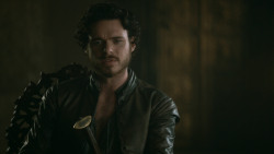 extant_GameOfThrones_3x04-KissedByFire_2381