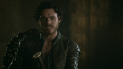 extant_GameOfThrones_3x04-KissedByFire_2383