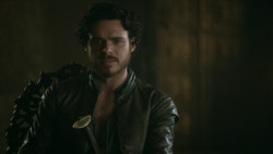 extant_GameOfThrones_3x04-KissedByFire_2385