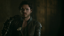 extant_GameOfThrones_3x04-KissedByFire_2435