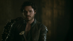 extant_GameOfThrones_3x04-KissedByFire_2444