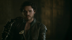 extant_GameOfThrones_3x04-KissedByFire_2451