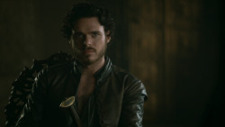 extant_GameOfThrones_3x04-KissedByFire_2453