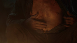 extant_GameOfThrones_3x04-KissedByFire_2810