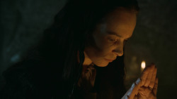 extant_GameOfThrones_3x04-KissedByFire_2977