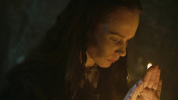 extant_GameOfThrones_3x04-KissedByFire_2978