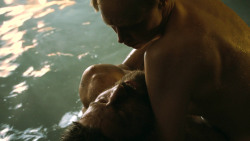 extant_GameOfThrones_3x04-KissedByFire_4218