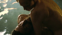 extant_GameOfThrones_3x04-KissedByFire_4219