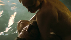 extant_GameOfThrones_3x04-KissedByFire_4221