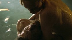 extant_GameOfThrones_3x04-KissedByFire_4224