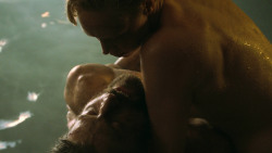 extant_GameOfThrones_3x04-KissedByFire_4230