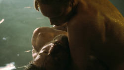 extant_GameOfThrones_3x04-KissedByFire_4231