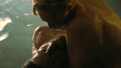 extant_GameOfThrones_3x04-KissedByFire_4233