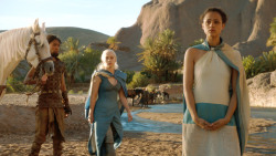 extant_GameOfThrones_3x04-KissedByFire_4568