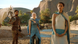 extant_GameOfThrones_3x04-KissedByFire_4569