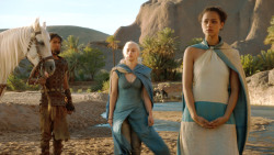 extant_GameOfThrones_3x04-KissedByFire_4570