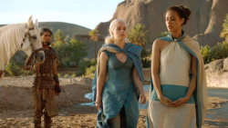 extant_GameOfThrones_3x04-KissedByFire_4573