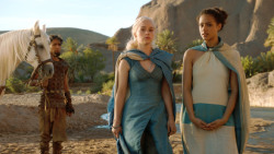 extant_GameOfThrones_3x04-KissedByFire_4574