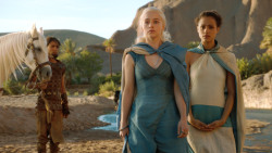 extant_GameOfThrones_3x04-KissedByFire_4576