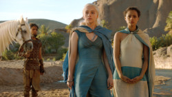 extant_GameOfThrones_3x04-KissedByFire_4577